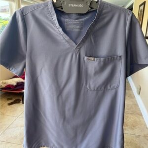 FIGS Women’s Catarina Scrub Top Medium in Vapor Blue Space Dye